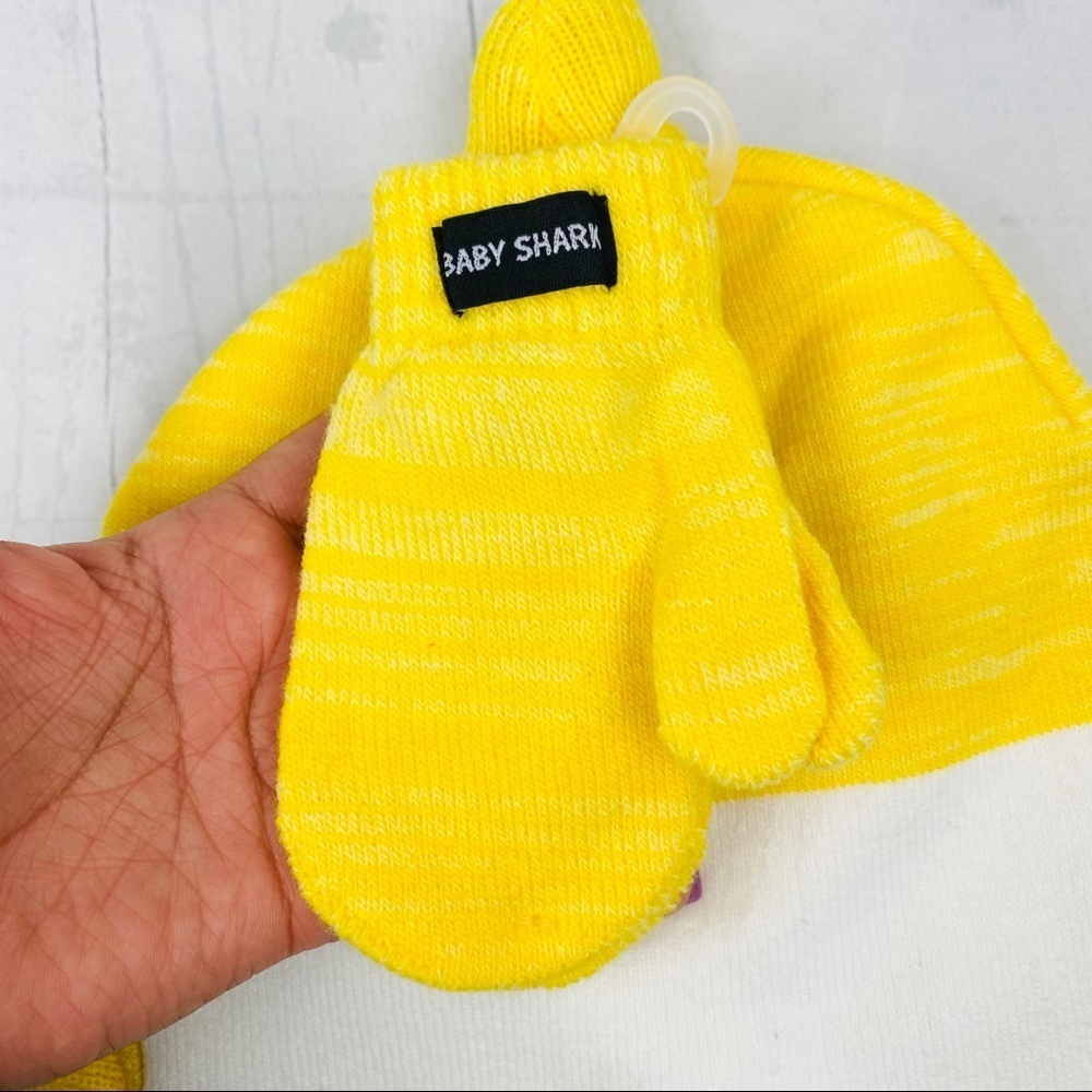 BabyShark Toddlers Hat / Gloves Set - Picture 3 of 3